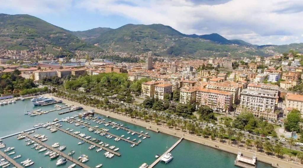 Redamare In The Center Of The * La Spezia